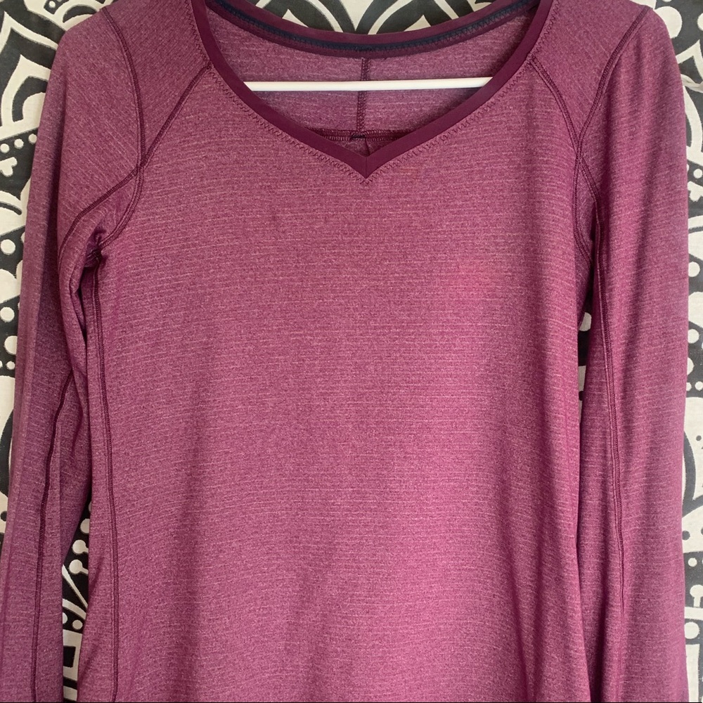 Lululemon long sleeve v neck top with thumb holes